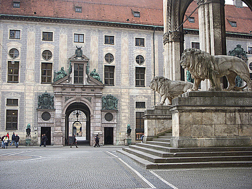 Der Residenz entrance.jpg